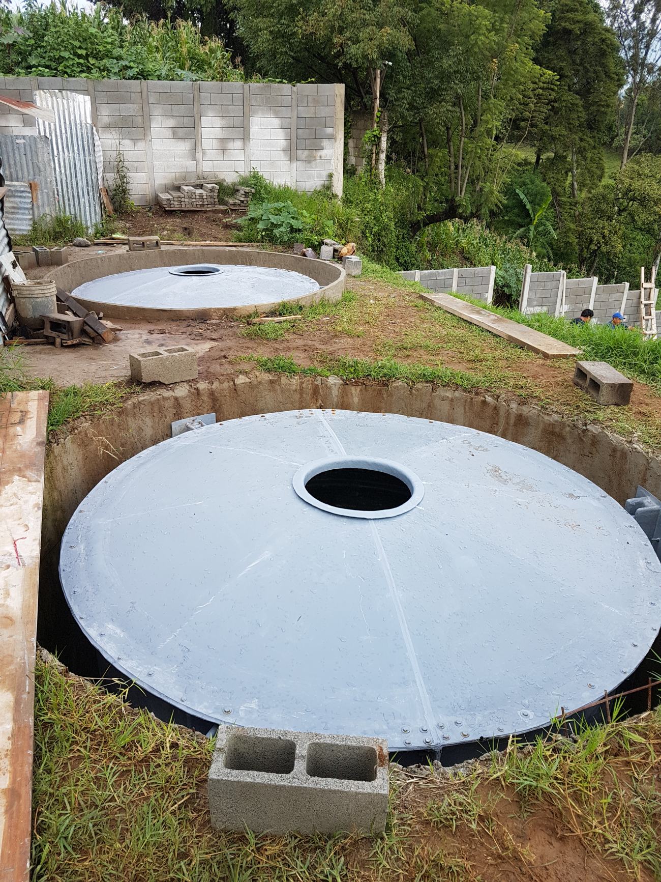 Instalación de cisternas de fibra de vidrio en obra
